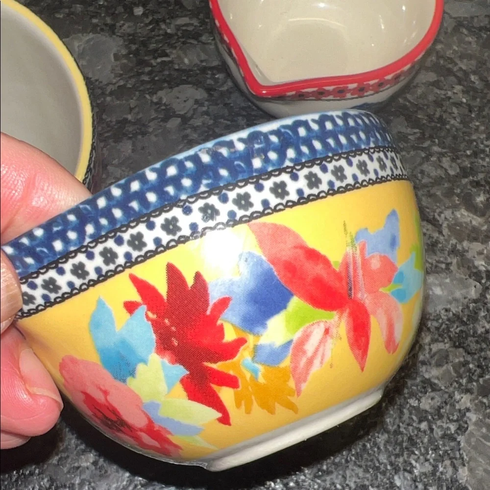 Pioneer Woman ceramic Floral Utensil Holder and Measuring Cups Set. 5.5” tall.